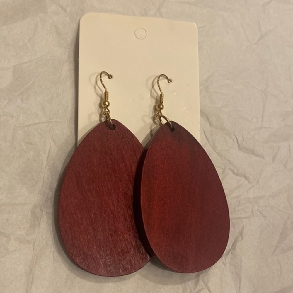 ♥️💛‼️NWOT Artisan Burgundy Wooden Drop Earrings with Gold Posts - Picture 4 of 4